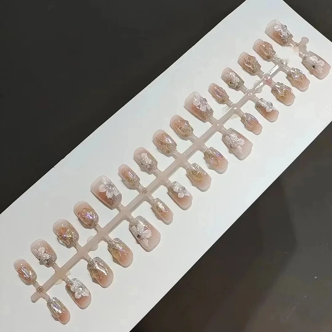 Lösnaglar med pärlor och strass, kort fyrkantig blommig design