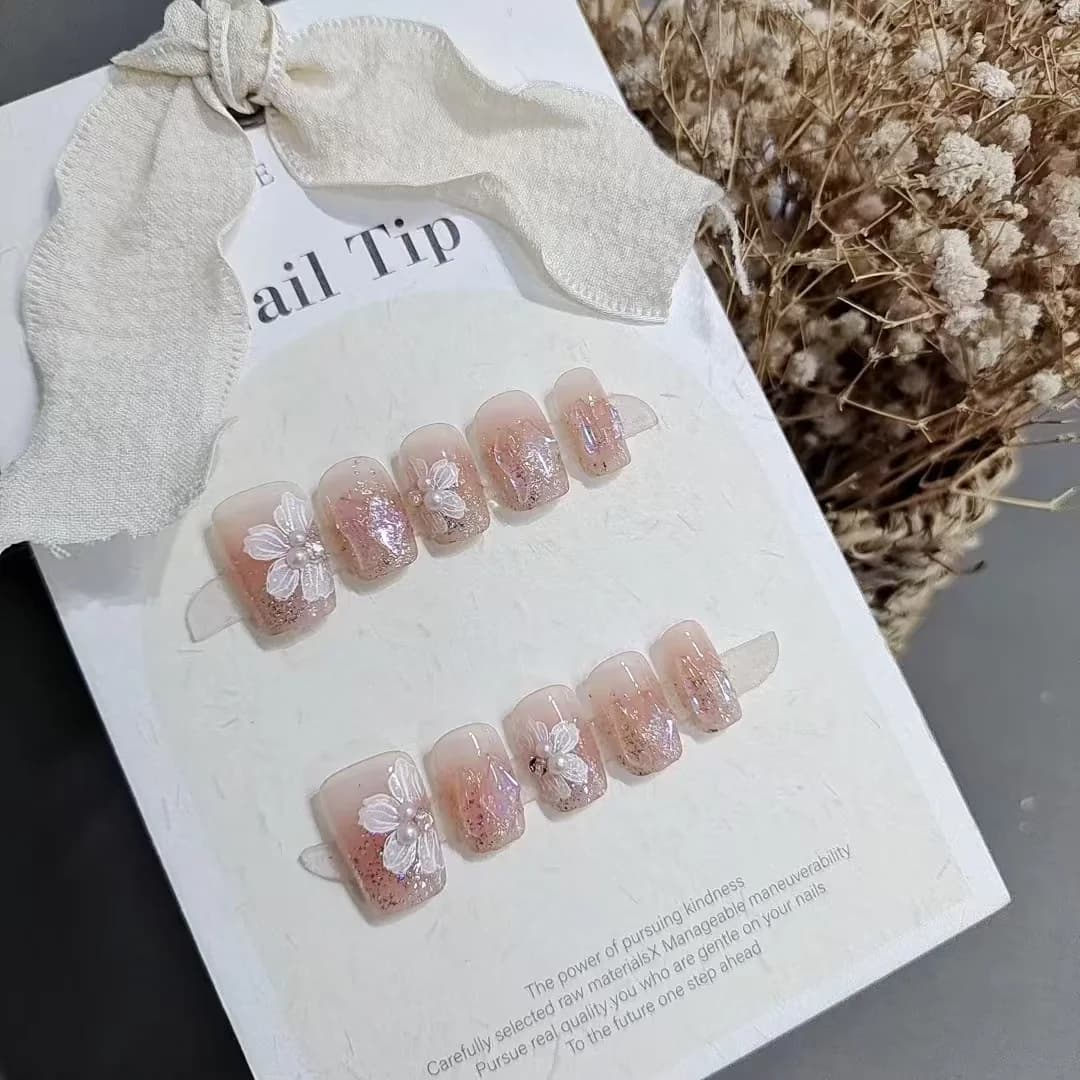 Korta ballerinanaglar med pärlor, blommor och strass