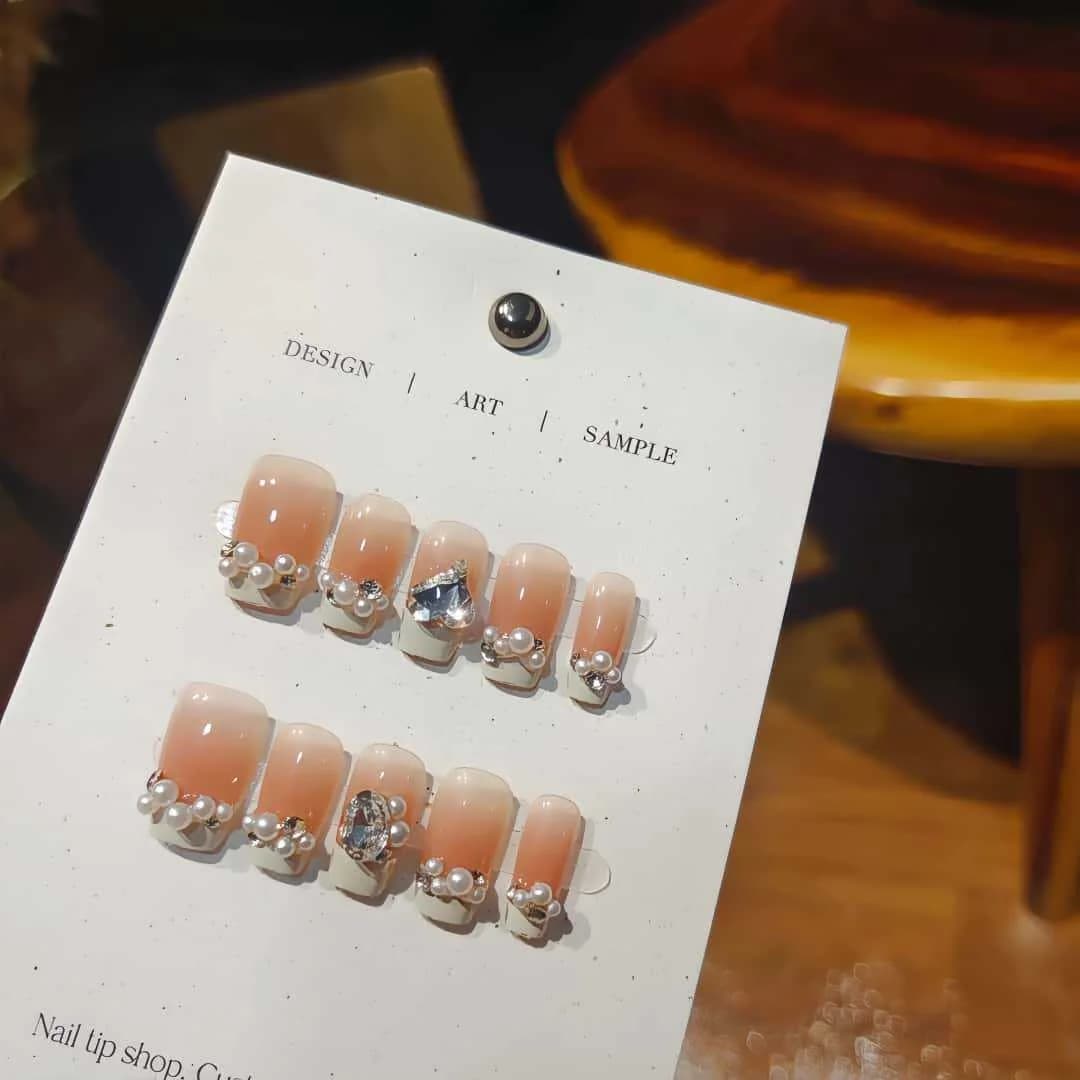 Mjölkvita press-on-naglar med pärlor och strass