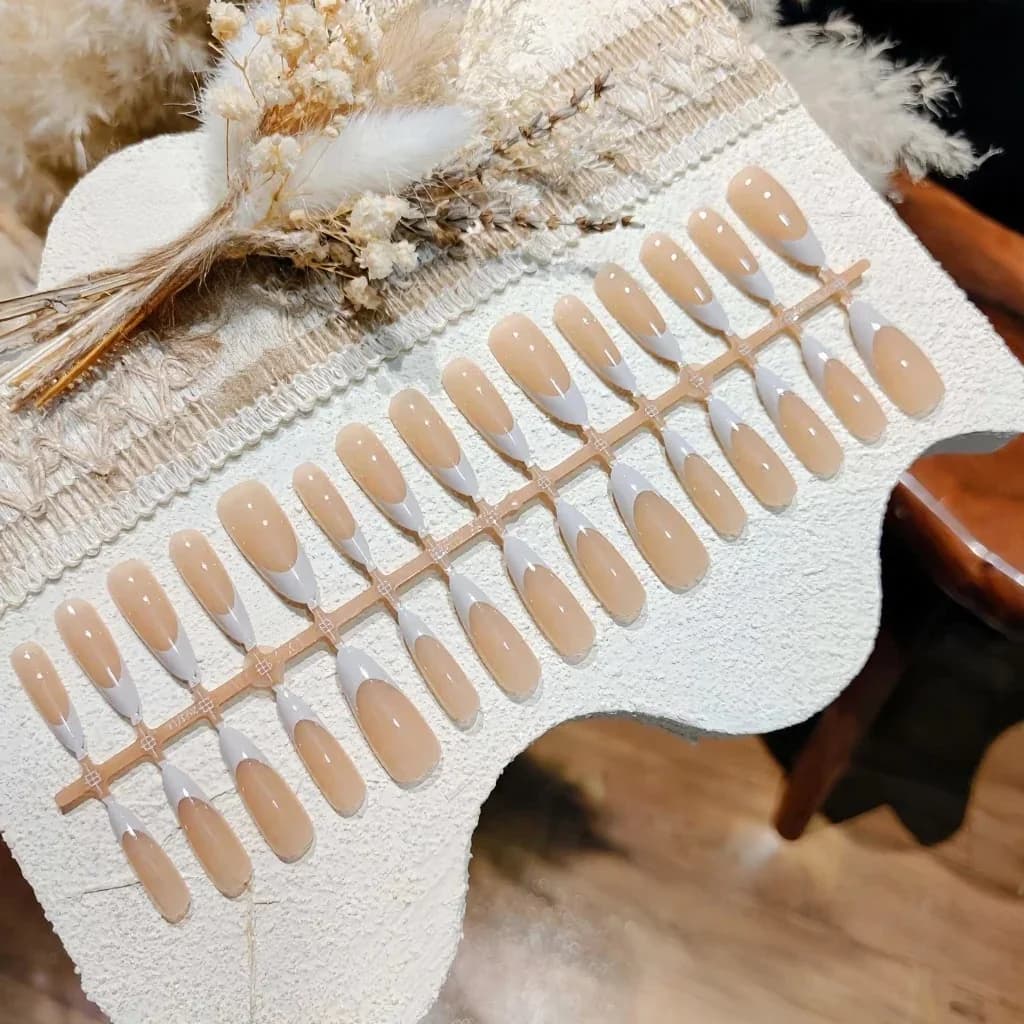 Grå-vita franska spetsar, långa mandelformade lösnaglar