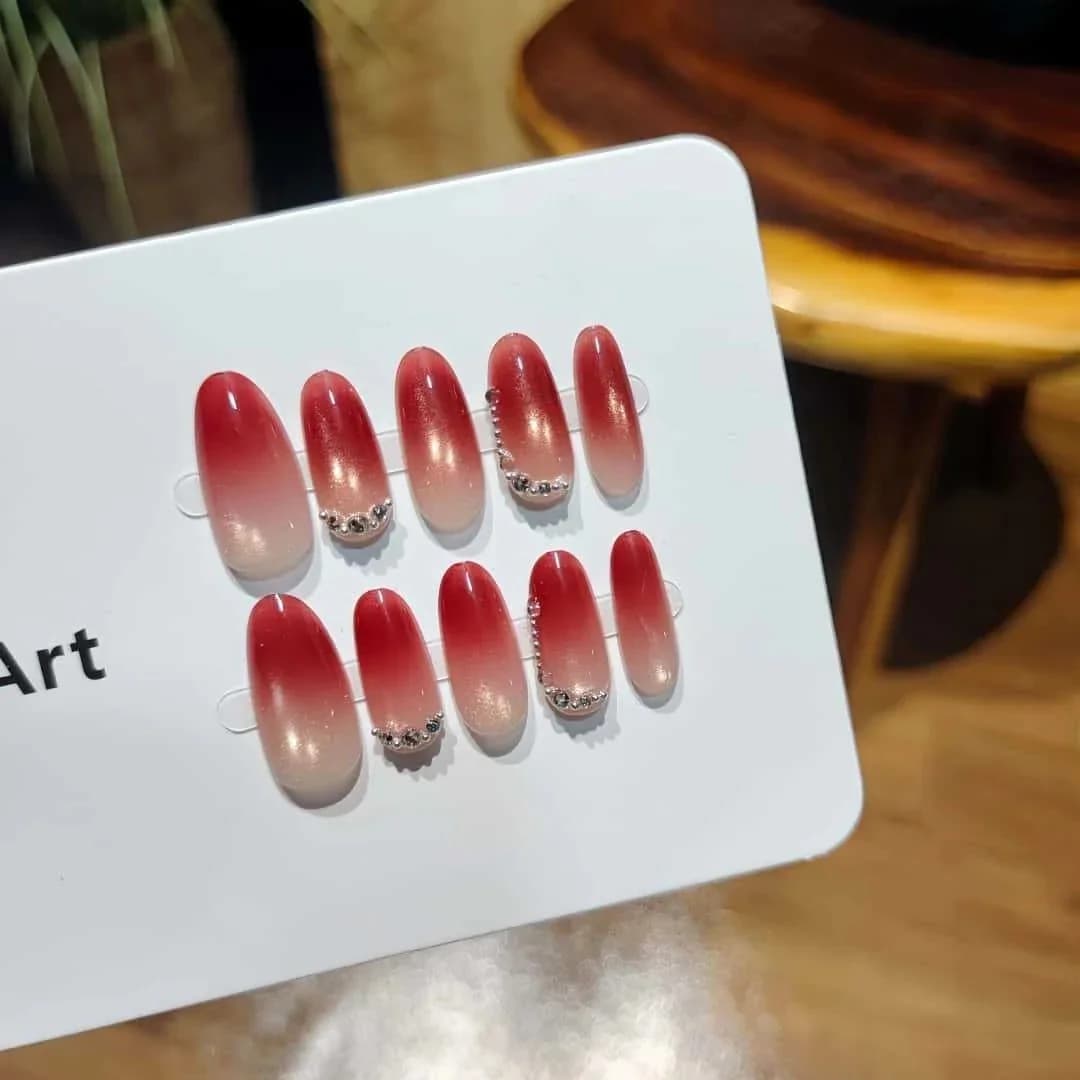 Röda kattögon-lösnaglar med strass, medium oval form
