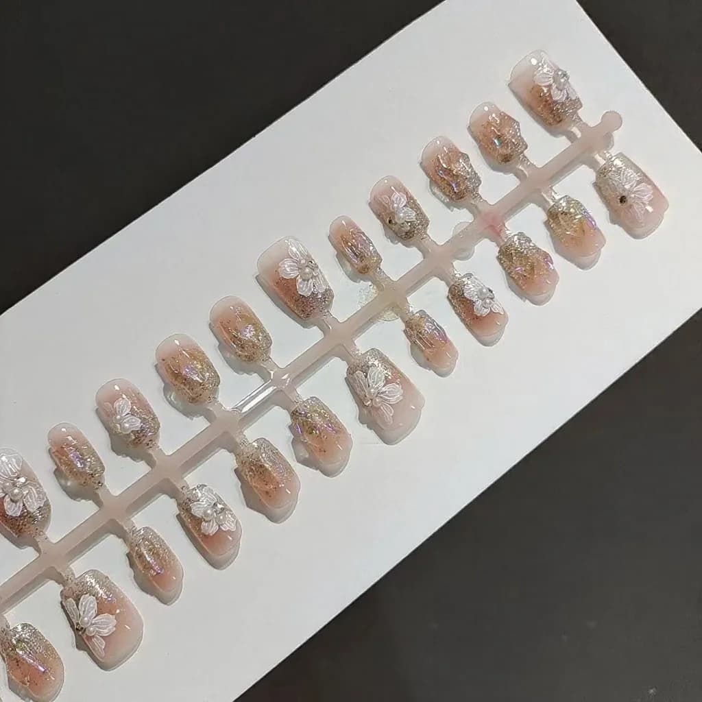 Lösnaglar med pärlor och strass, kort fyrkantig blommig design