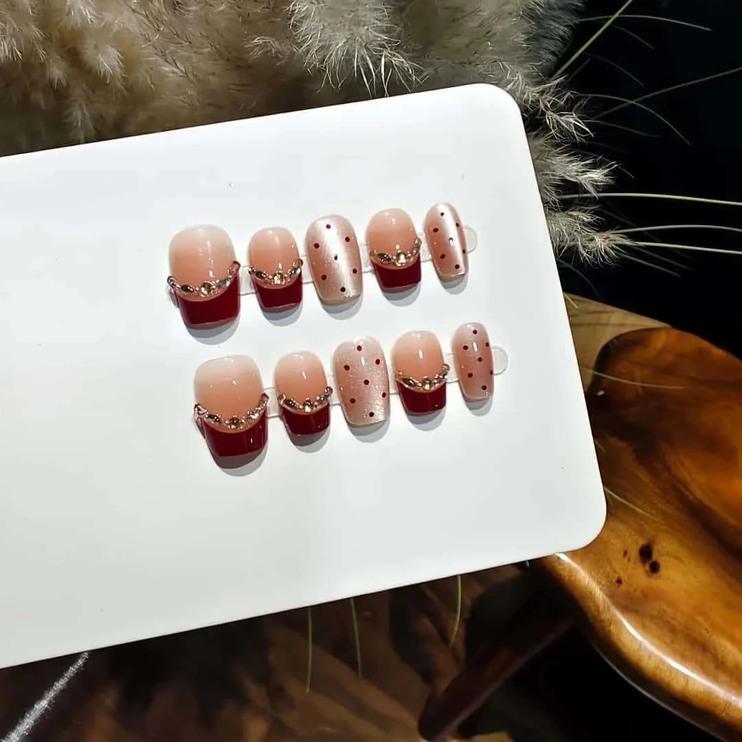 Rödbruna Cat Eye Lösnaglar med Strass