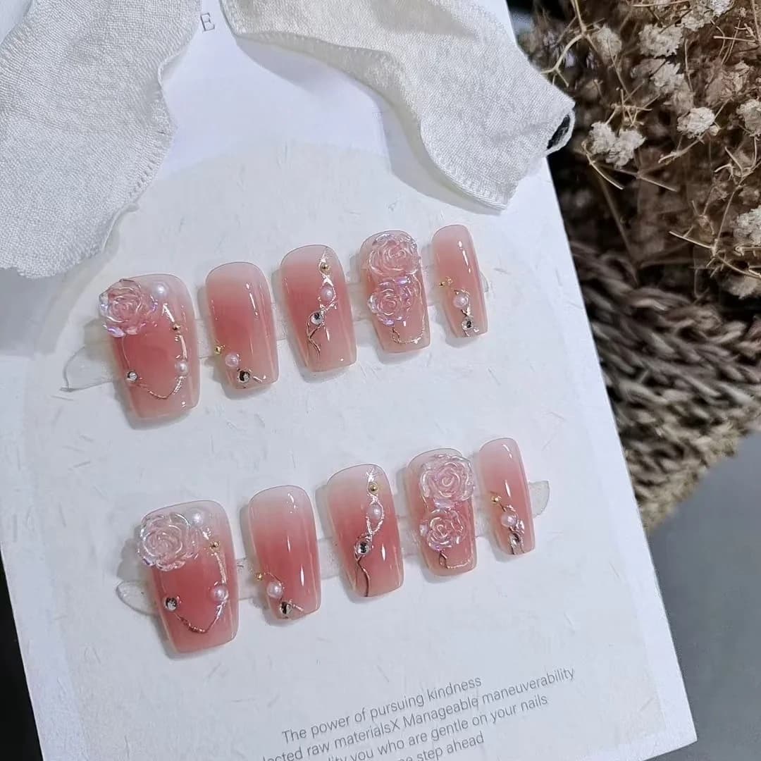Gyllene kamelia lösnaglar, blommig design, söt stil manikyrset