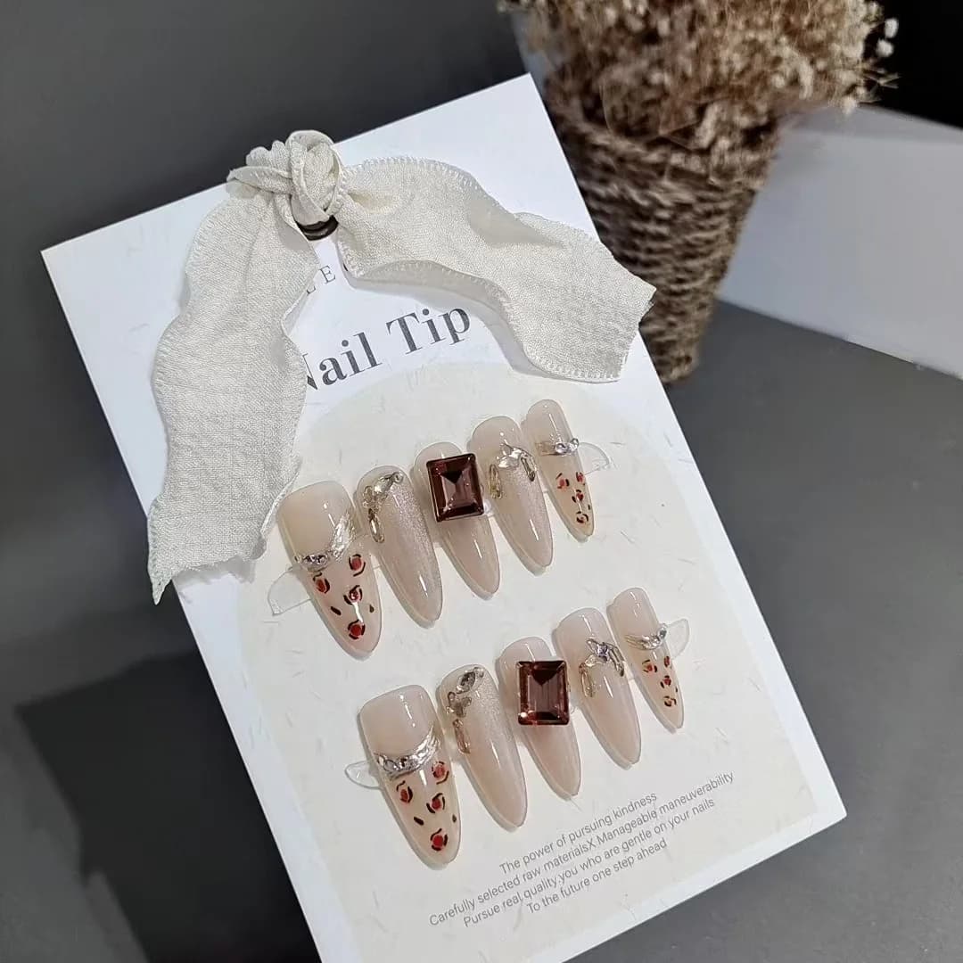 Press-on naglar med leopardmönster och strass, lång stilett