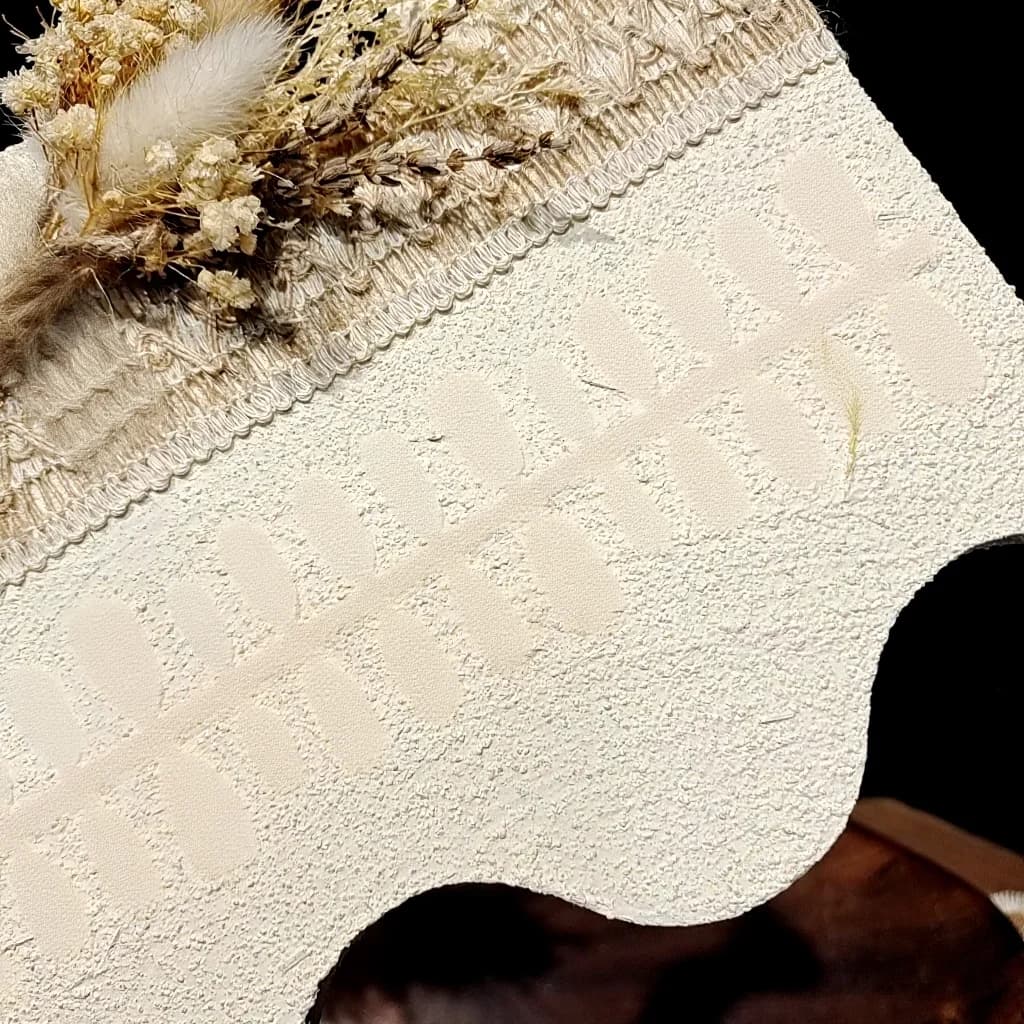 Prickig Cat Eye Press-On Naglar, Kort Oval med Fransk Topp och Glaspärlor