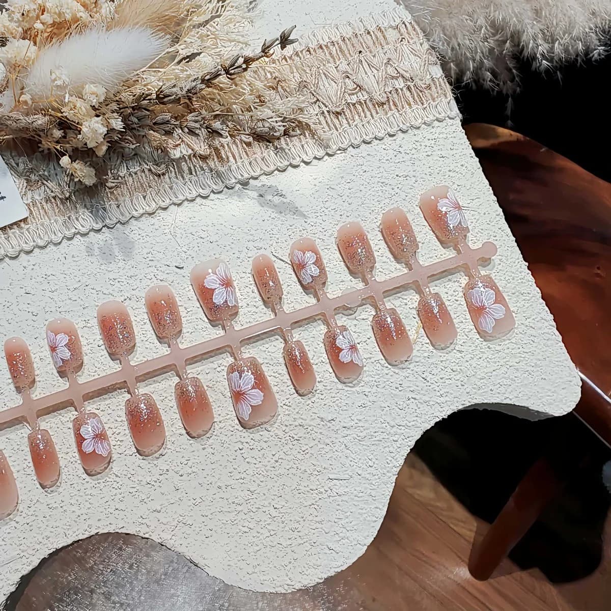 Korta ovala lösnaglar fransk spets glitter blommigt motiv