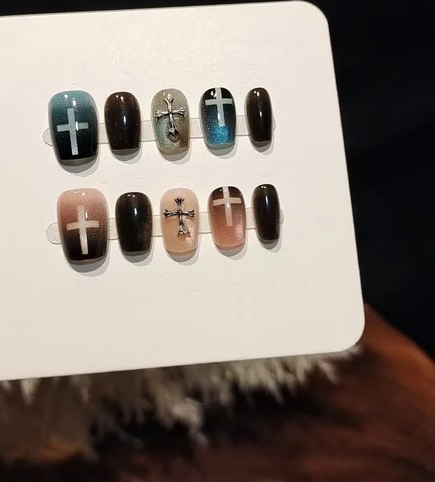 Blå Rosa Cat Eye Lösnaglar med Glaspärlor och Korsdesign