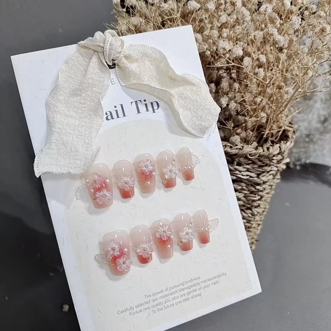 Blommiga press-on-naglar, kort coffin-form, söt blush-design