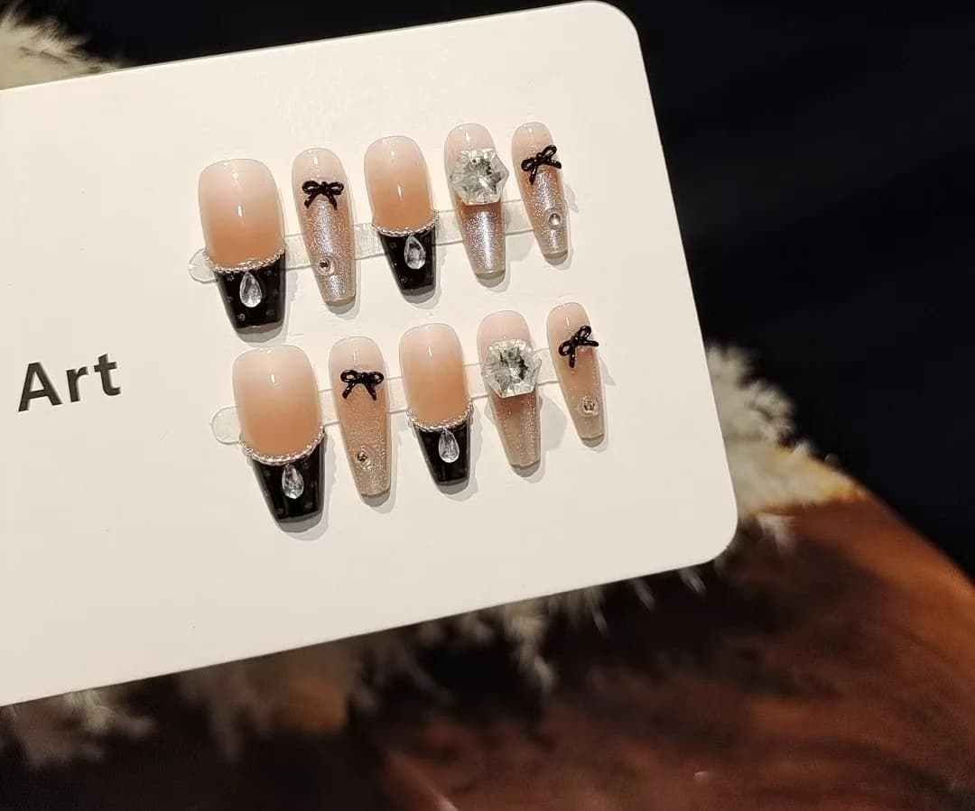Persika och mörk choklad lösnaglar med rosett, kattögon-glitterdesign