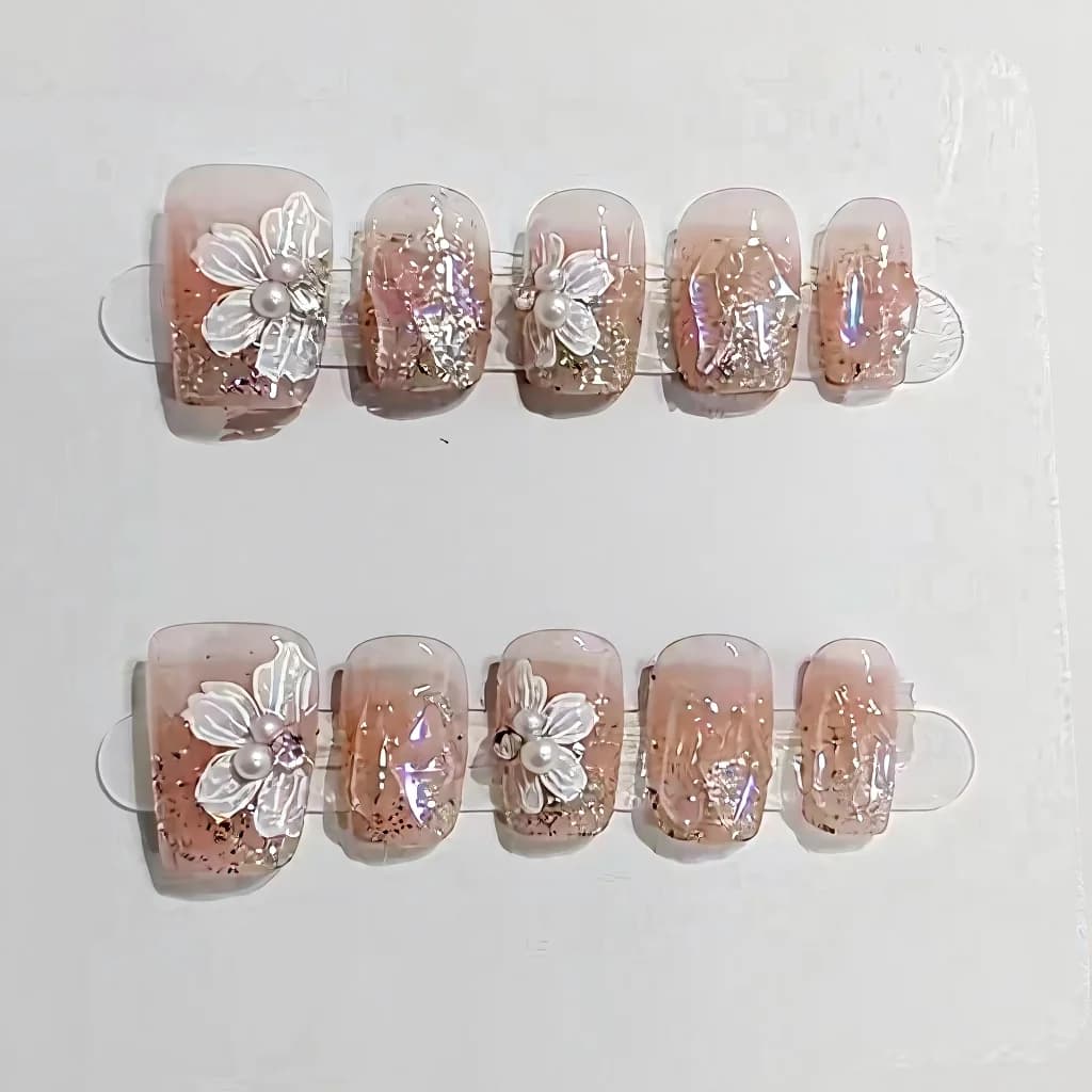 Korta ballerinanaglar med pärlor, blommor och strass
