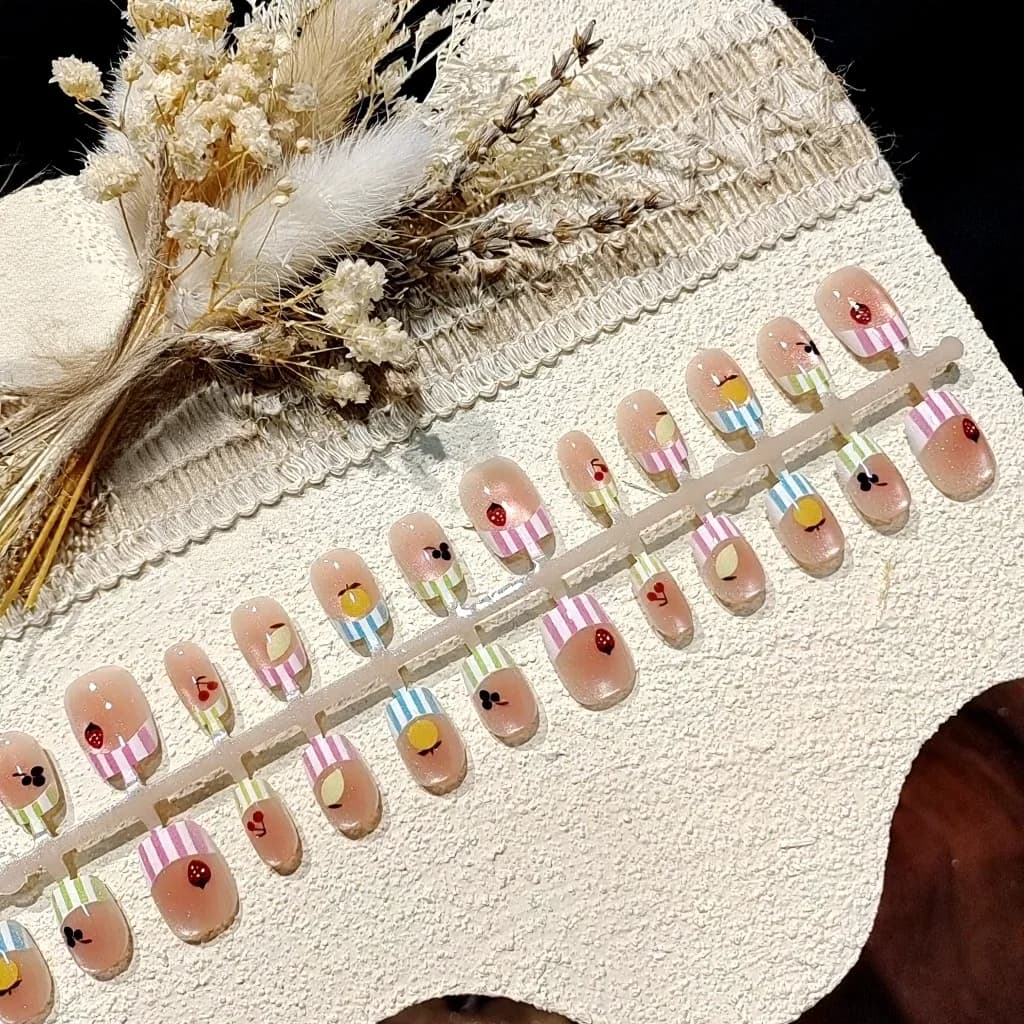 Korta ballerina lösnaglar, kattögon godisstil med strass