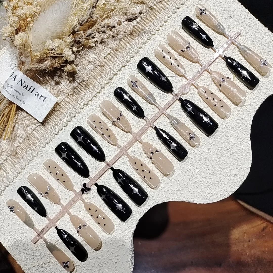 Stiletto lösnaglar med strass, mörk stjärnhimmel