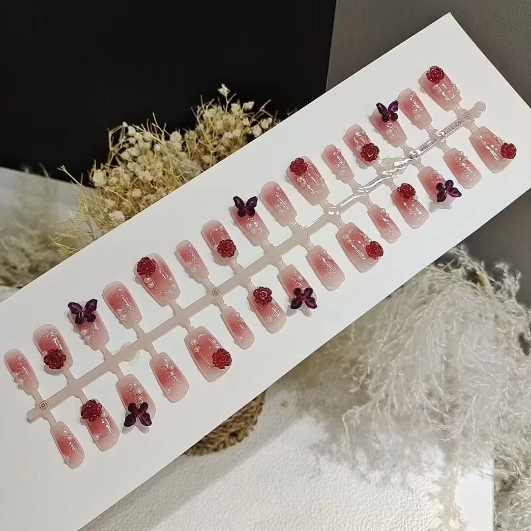 Press-on naglar, kort kistform, plommonrosig gradient med blommor och fjärilar, 30 delar