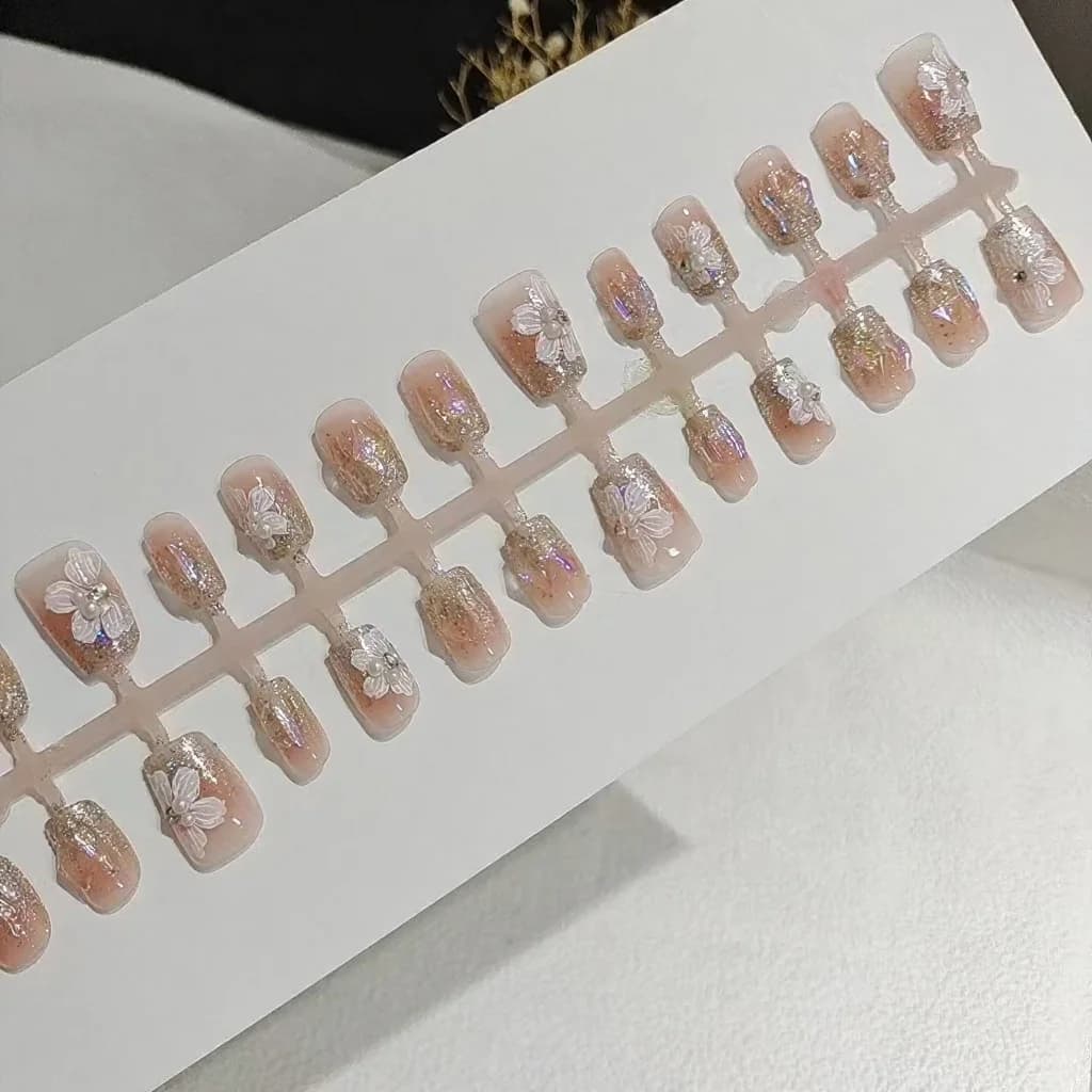 Lösnaglar med pärlor och strass, kort fyrkantig blommig design