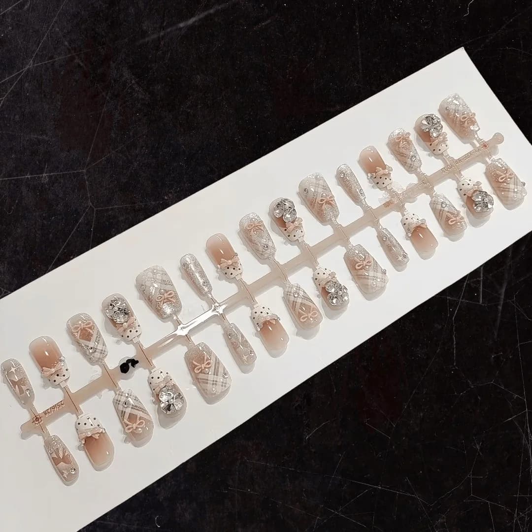 Creamy Lily Fransk Tipp Tryck-på Naglar Kattöga Kort Coffin 30 st