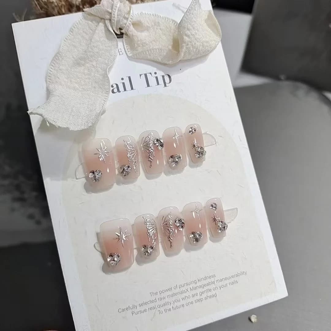 Press-on naglar med fjärilsvinge och silverglitter, kort coffin
