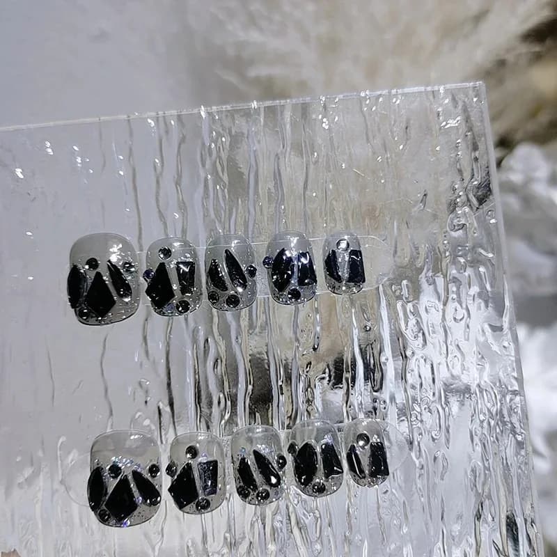 Korta press-on naglar med svart diamantmotiv, återanvändbara