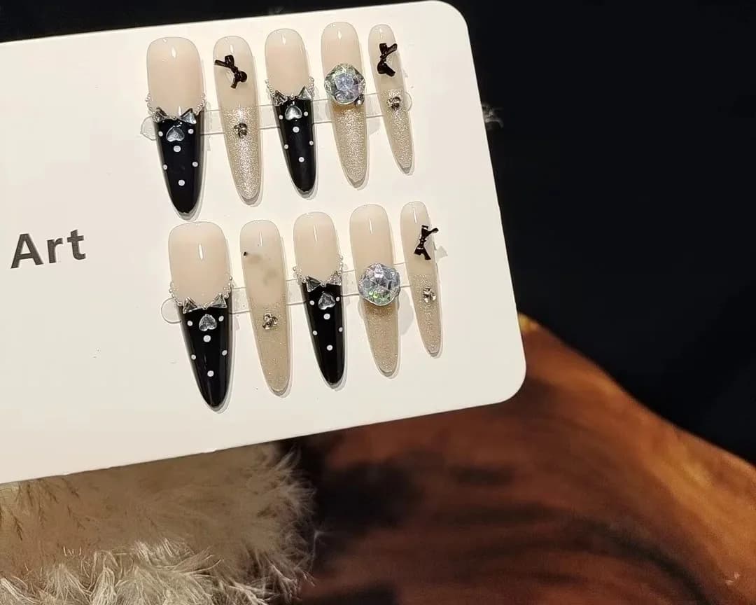Svarta fjärilsnaglar med strass, kattöga och glitter