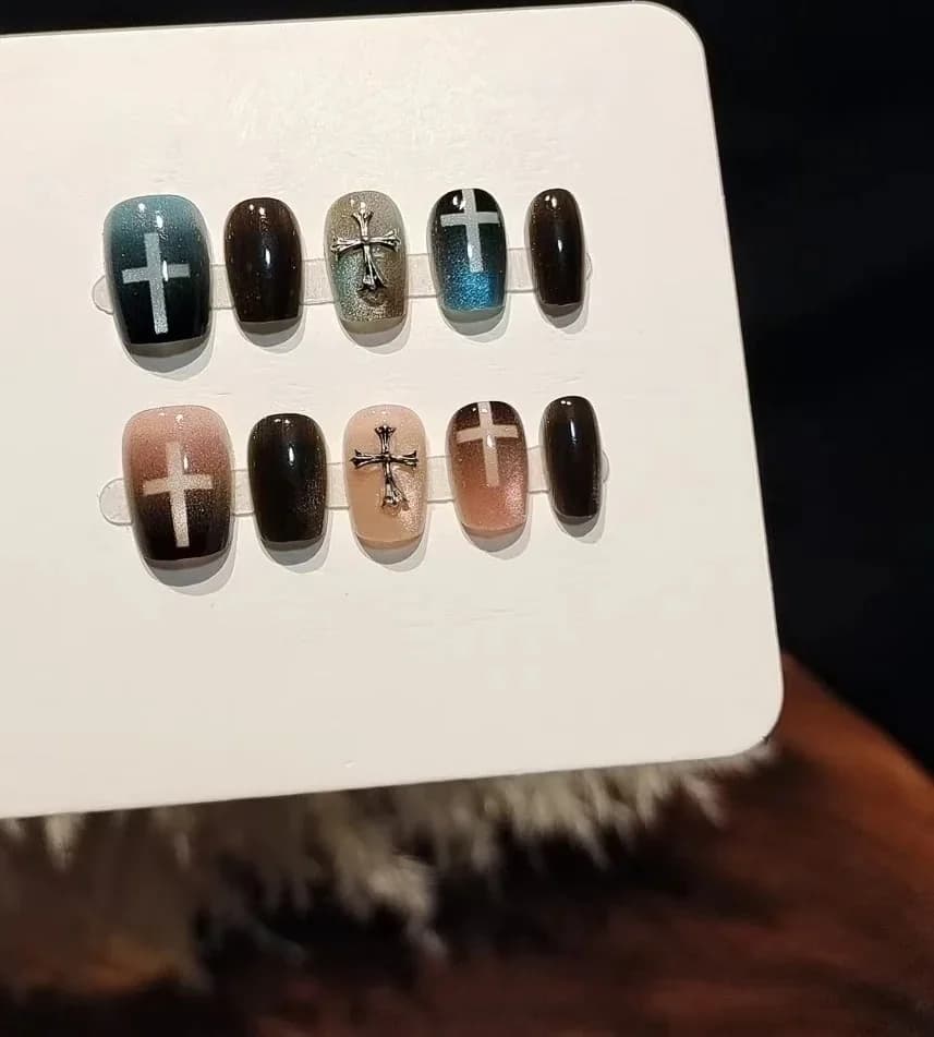 Blå Rosa Cat Eye Lösnaglar med Glaspärlor och Korsdesign