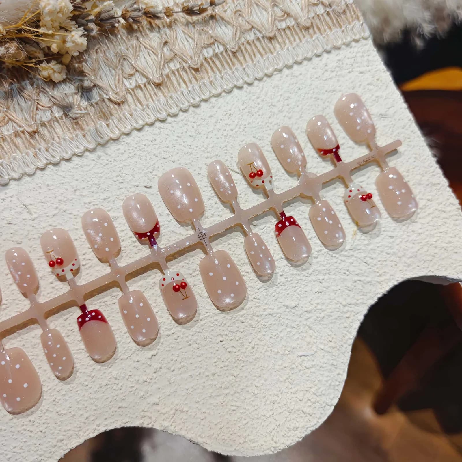 Lösnaglar med prickar och körsbär samt strass, kort balettform