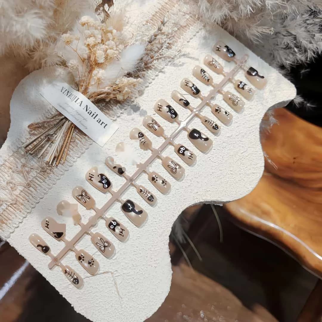 Svart kattöga lösnaglar kort kista glittrig glasperl design