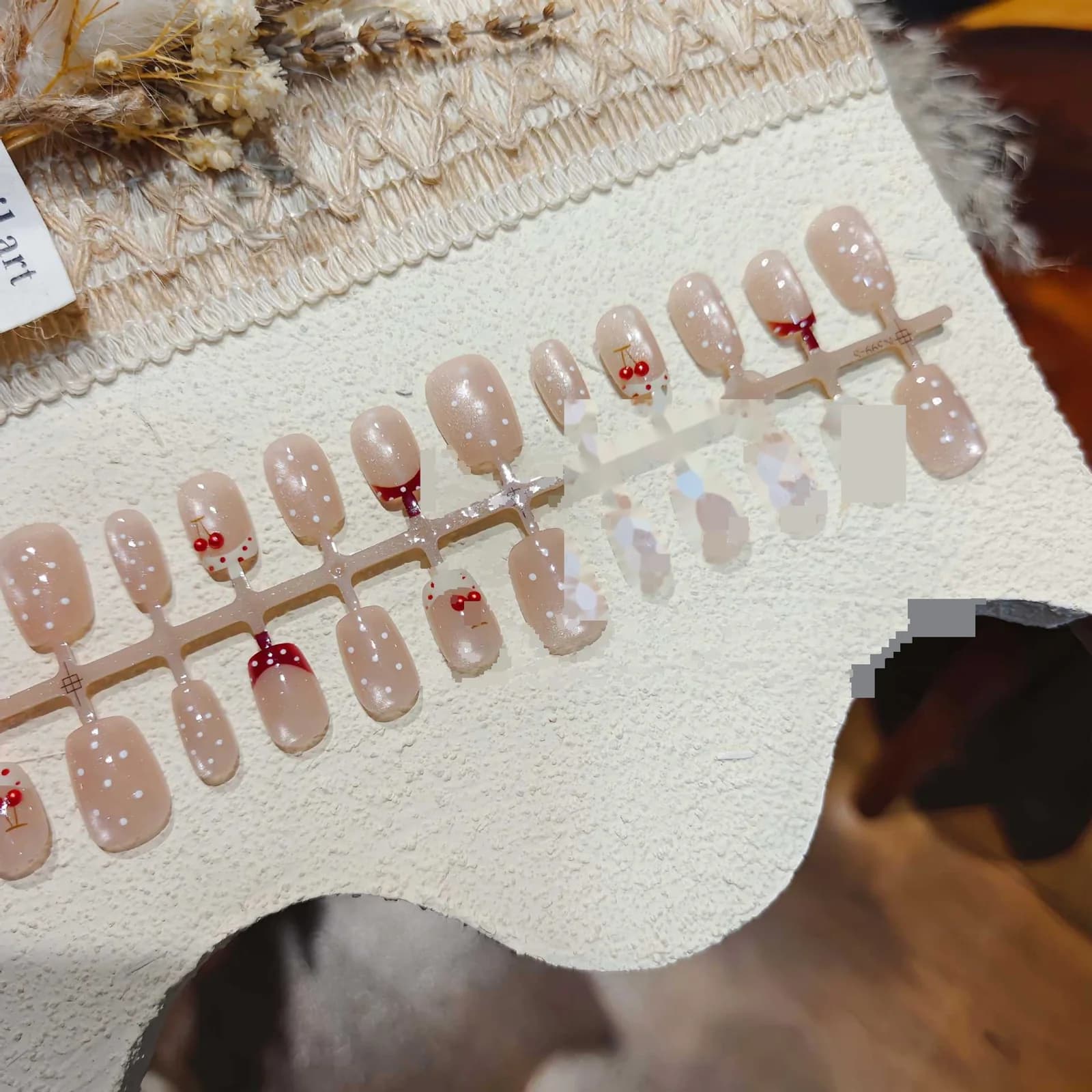 Lösnaglar med prickar och körsbär samt strass, kort balettform