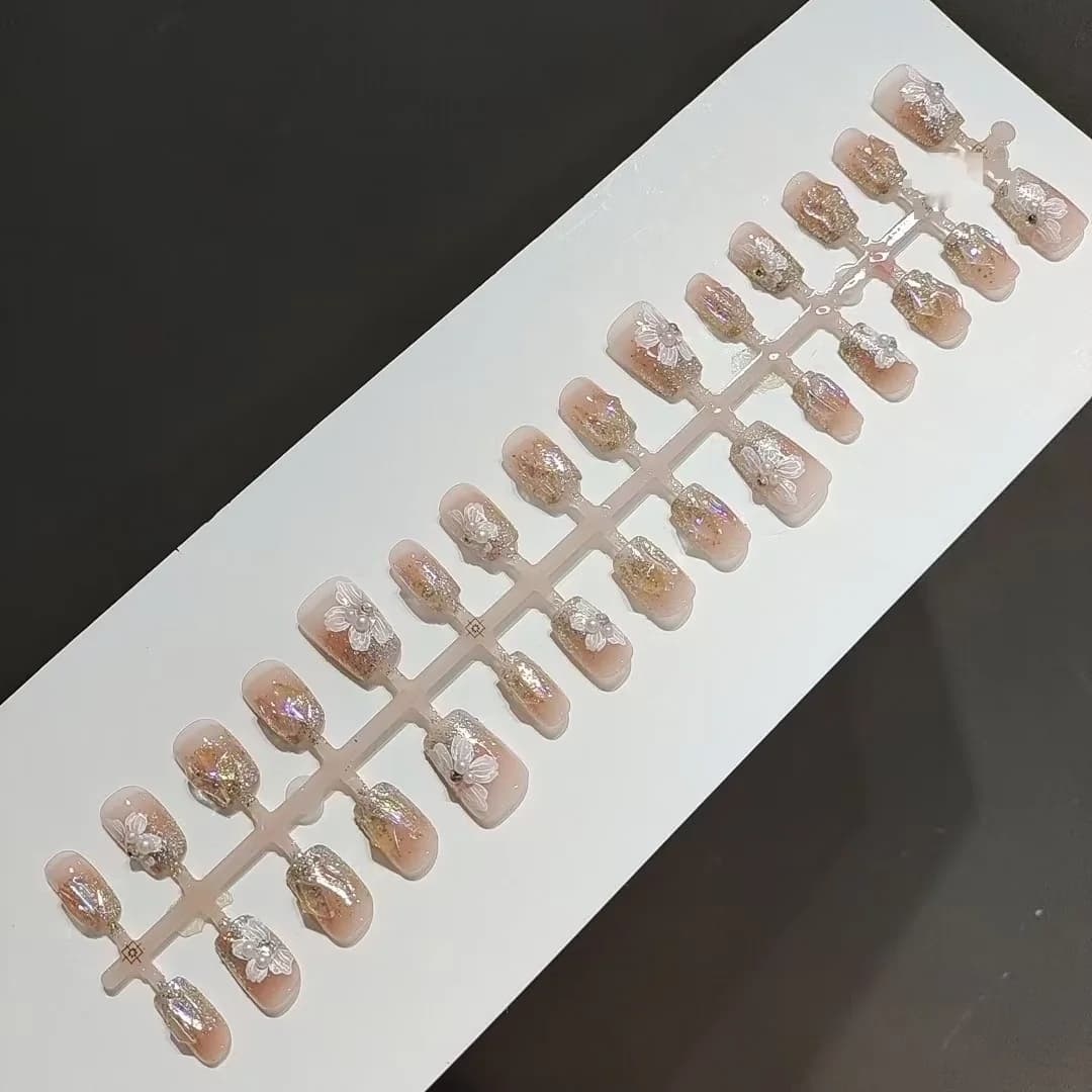 Lösnaglar med pärlor och strass, kort fyrkantig blommig design