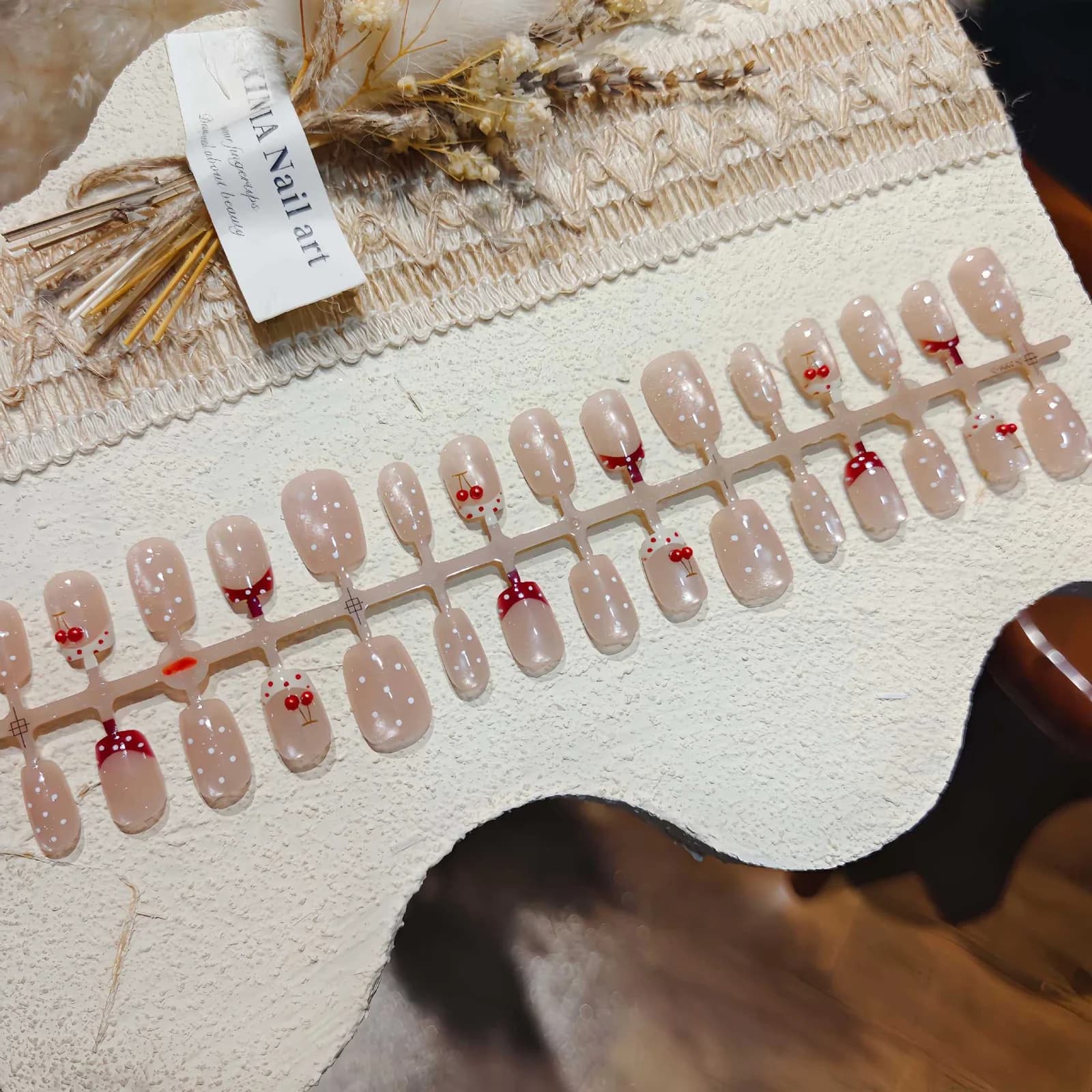 Lösnaglar med prickar och körsbär samt strass, kort balettform