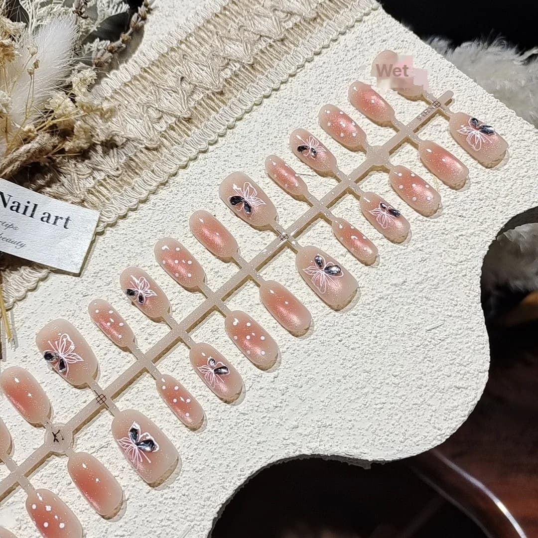 Lösnaglar med kattögoneffekt, glaskulor och strass