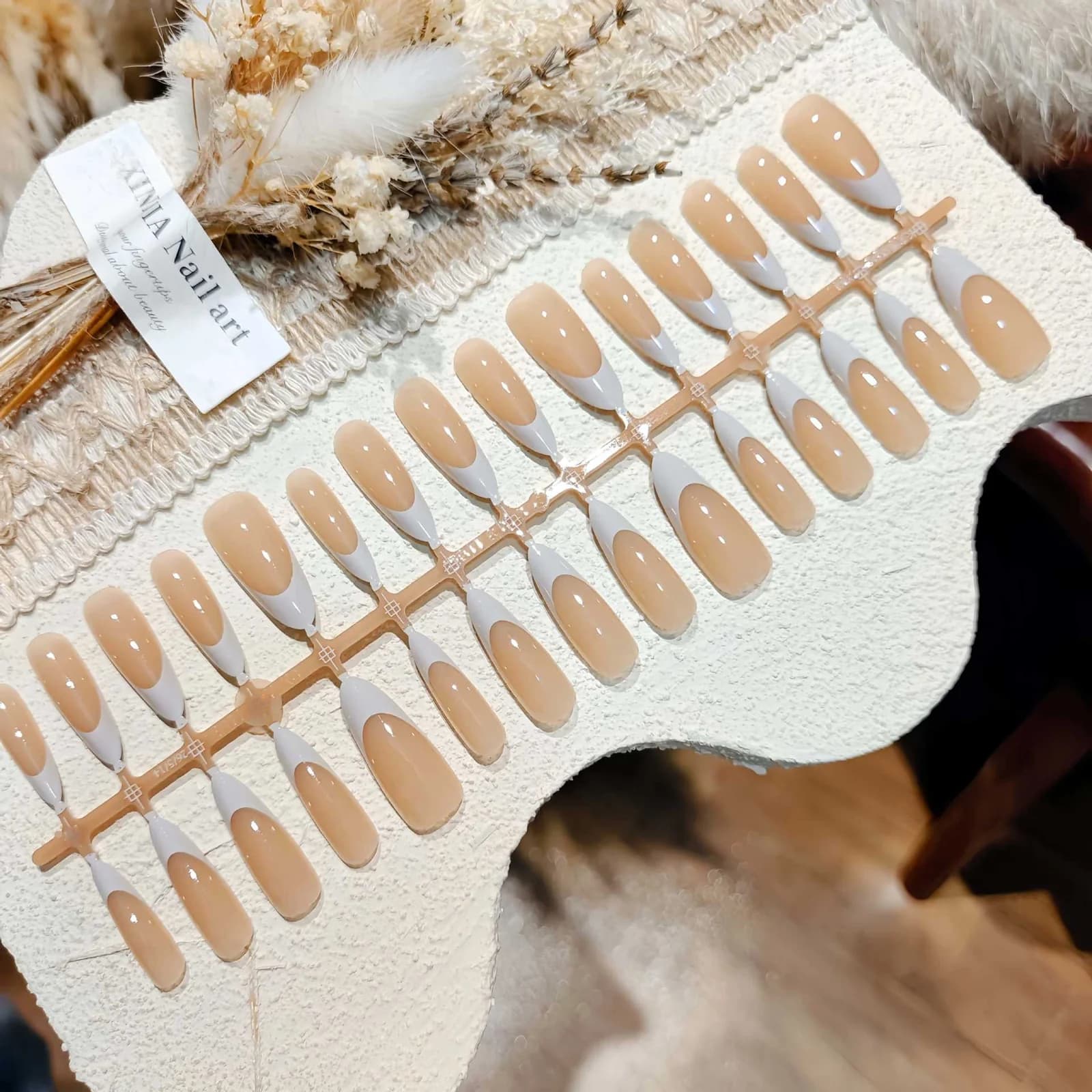 Grå-vita franska spetsar, långa mandelformade lösnaglar