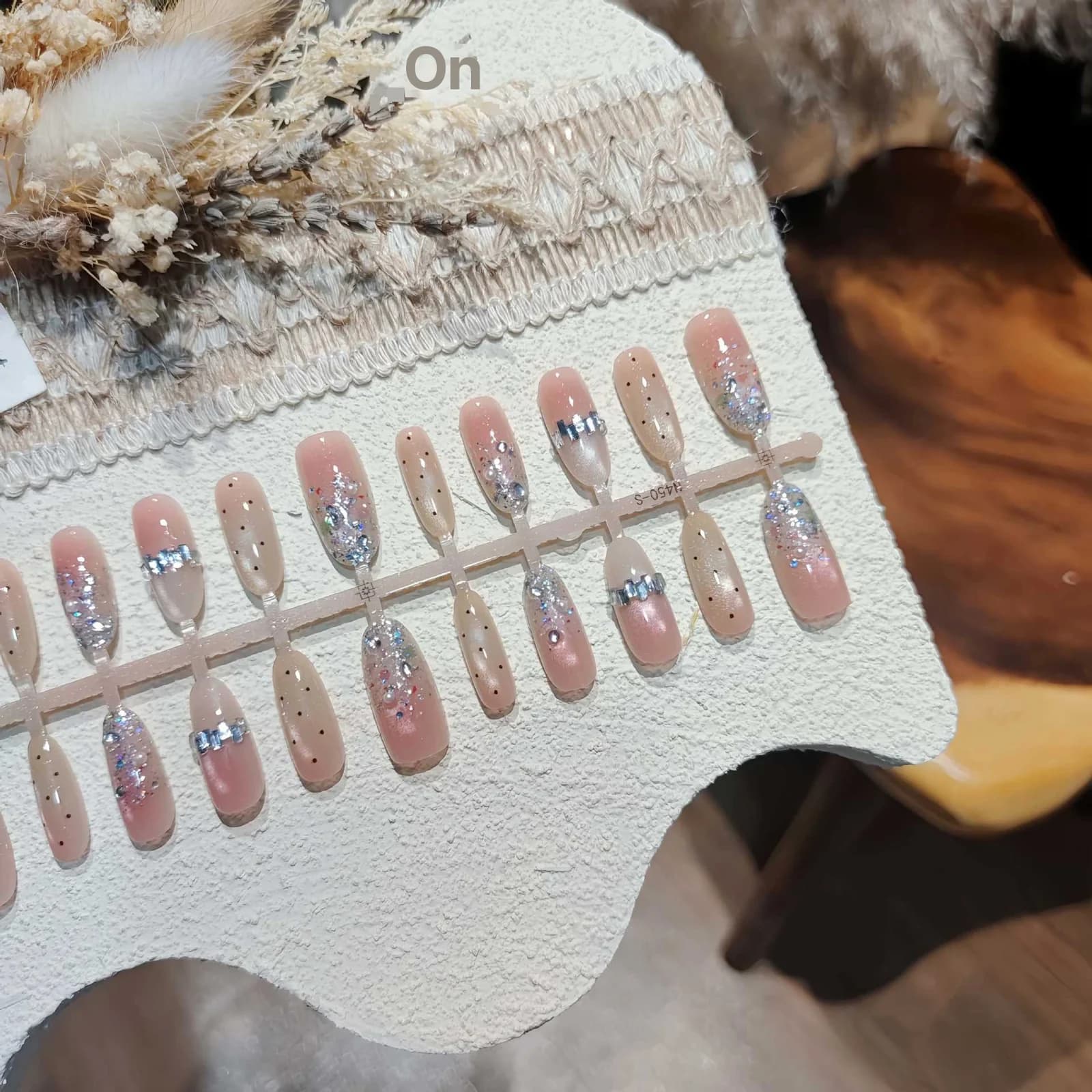 Nude Lösnaglar med Silverglitter, Cat Eye-effekt, Medelstor Oval Form