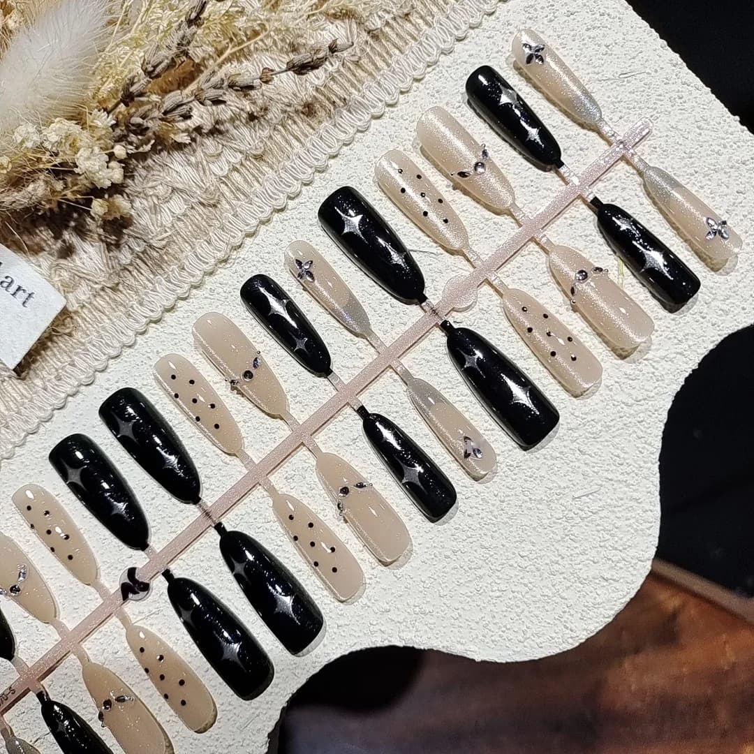Stiletto lösnaglar med strass, mörk stjärnhimmel
