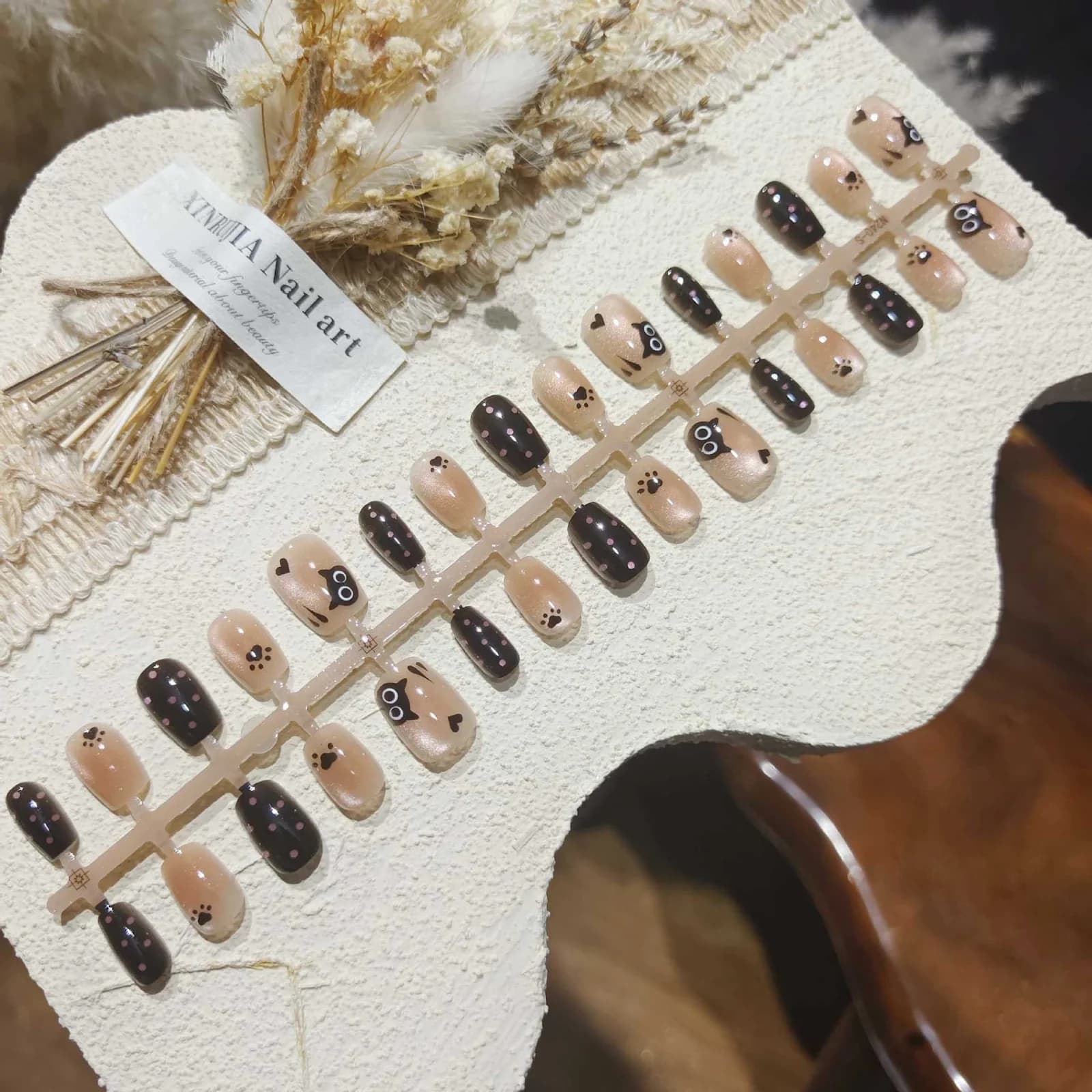 Svarta Cat Eye-lösnaglar, kort ballerinaform med glaspärlor