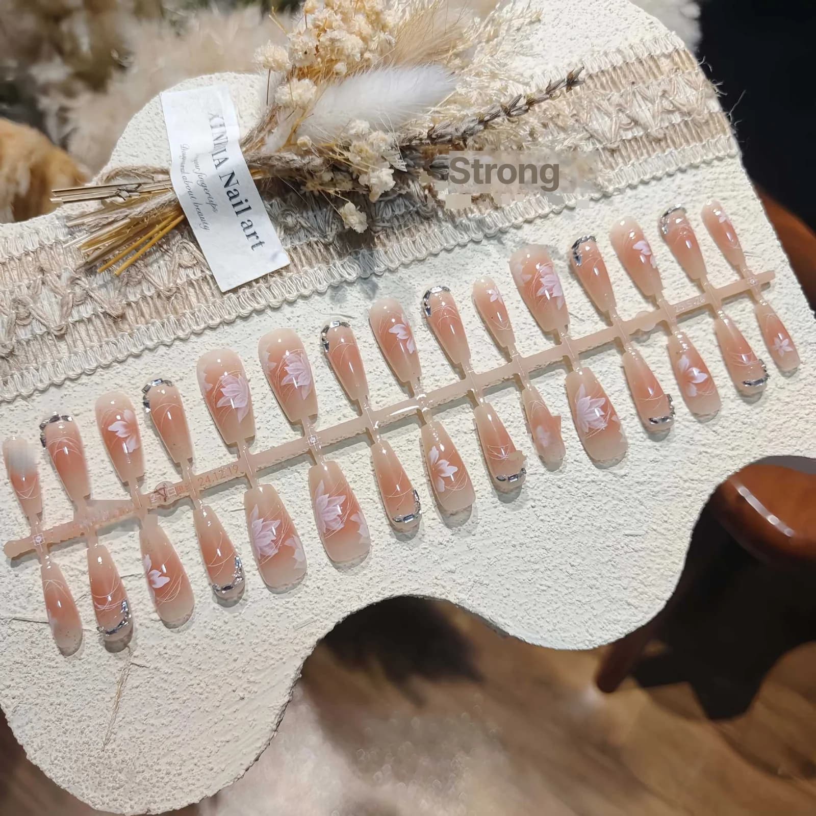 Blommiga lösnaglar med strass, lång gradient i rouge