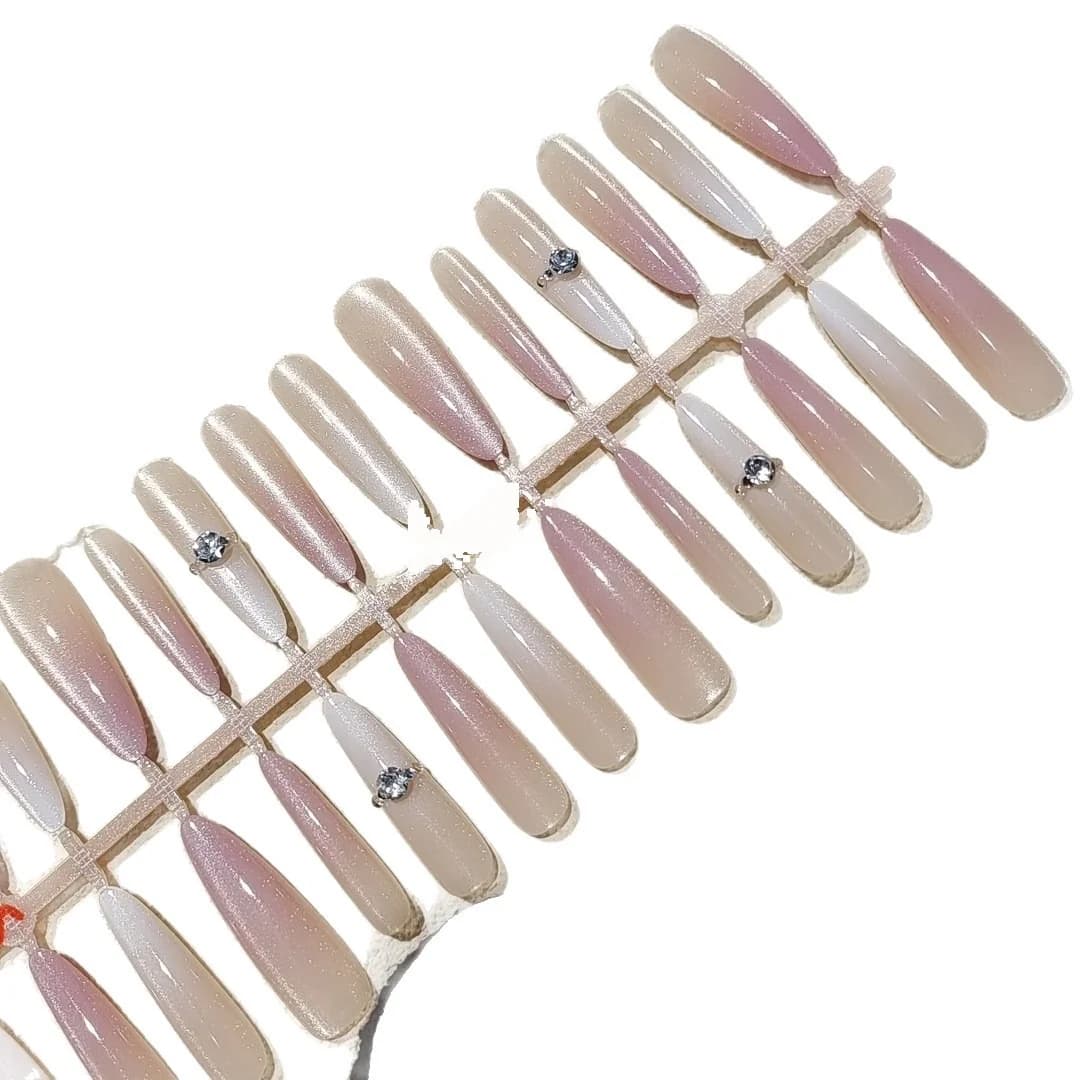 Stiletto lösnaglar med strass, kattögon-glitterdesign