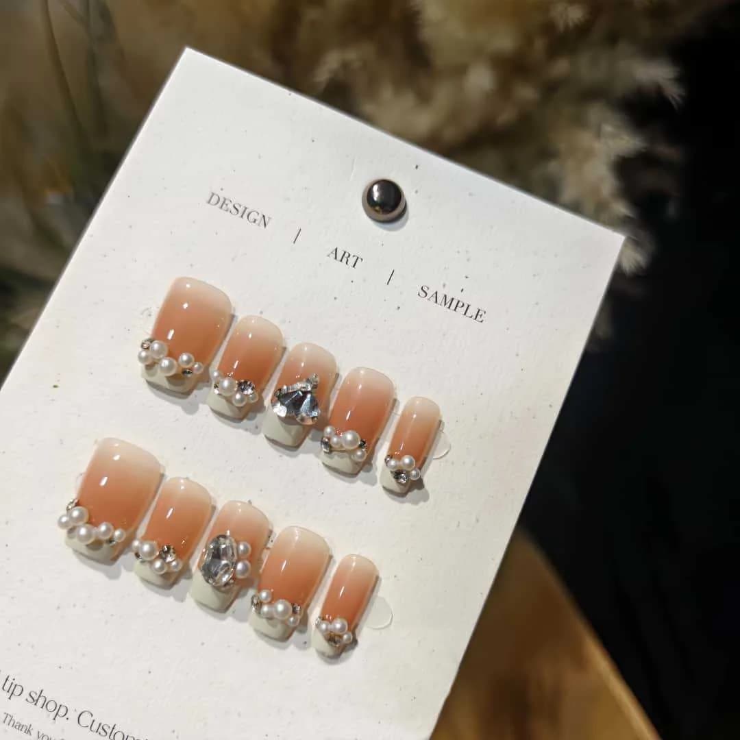 Mjölkvita press-on-naglar med pärlor och strass