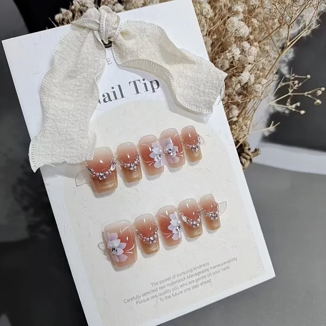 Lönnaglar med blommigt kattögon och stjärndesign