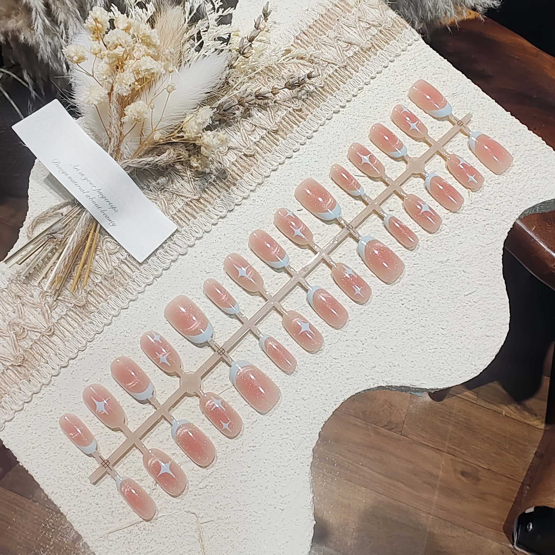 Korta ovala lösnaglar med rosa stjärnhimmelsdesign