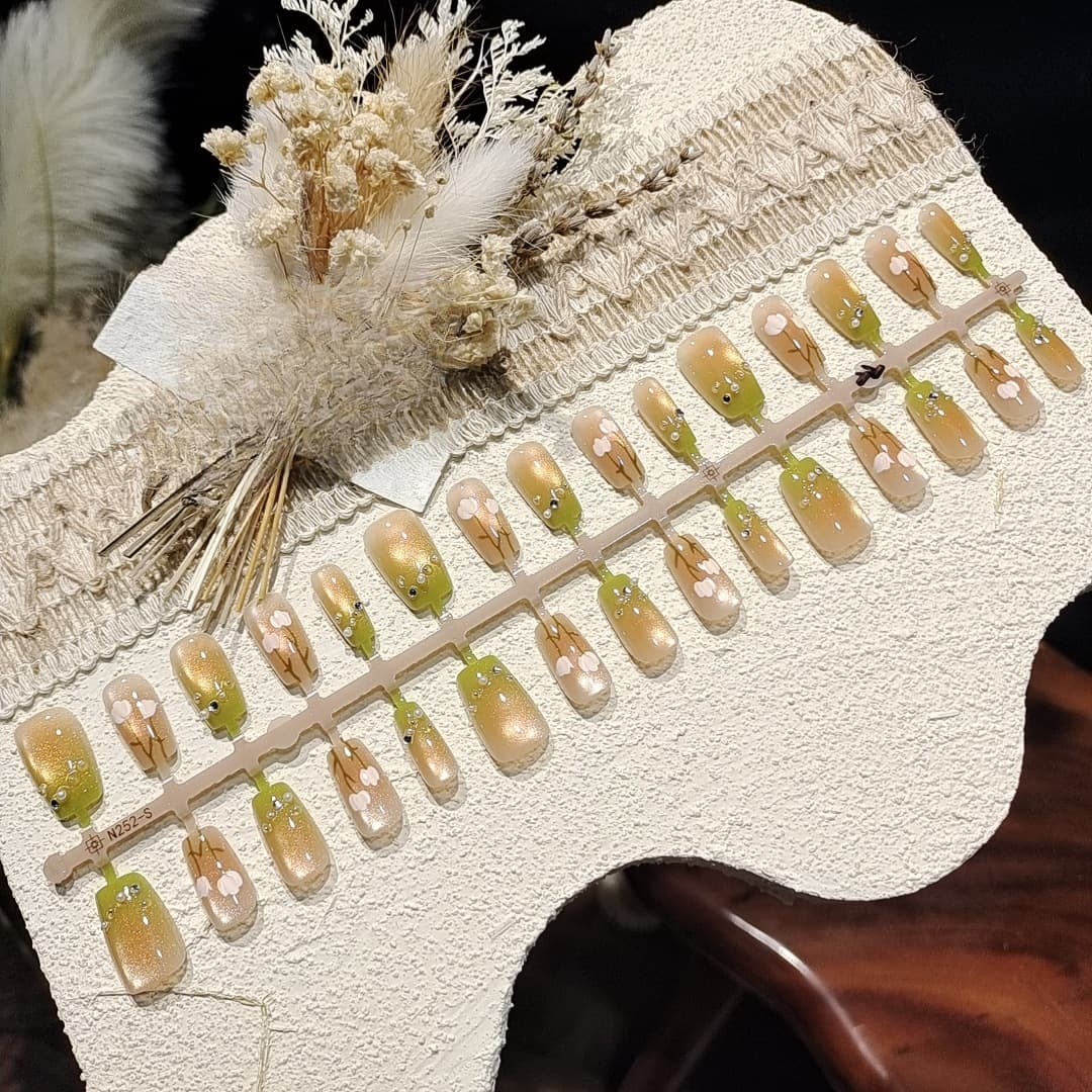 Korta kattögon press-on naglar med blommönster, söt gradientstil