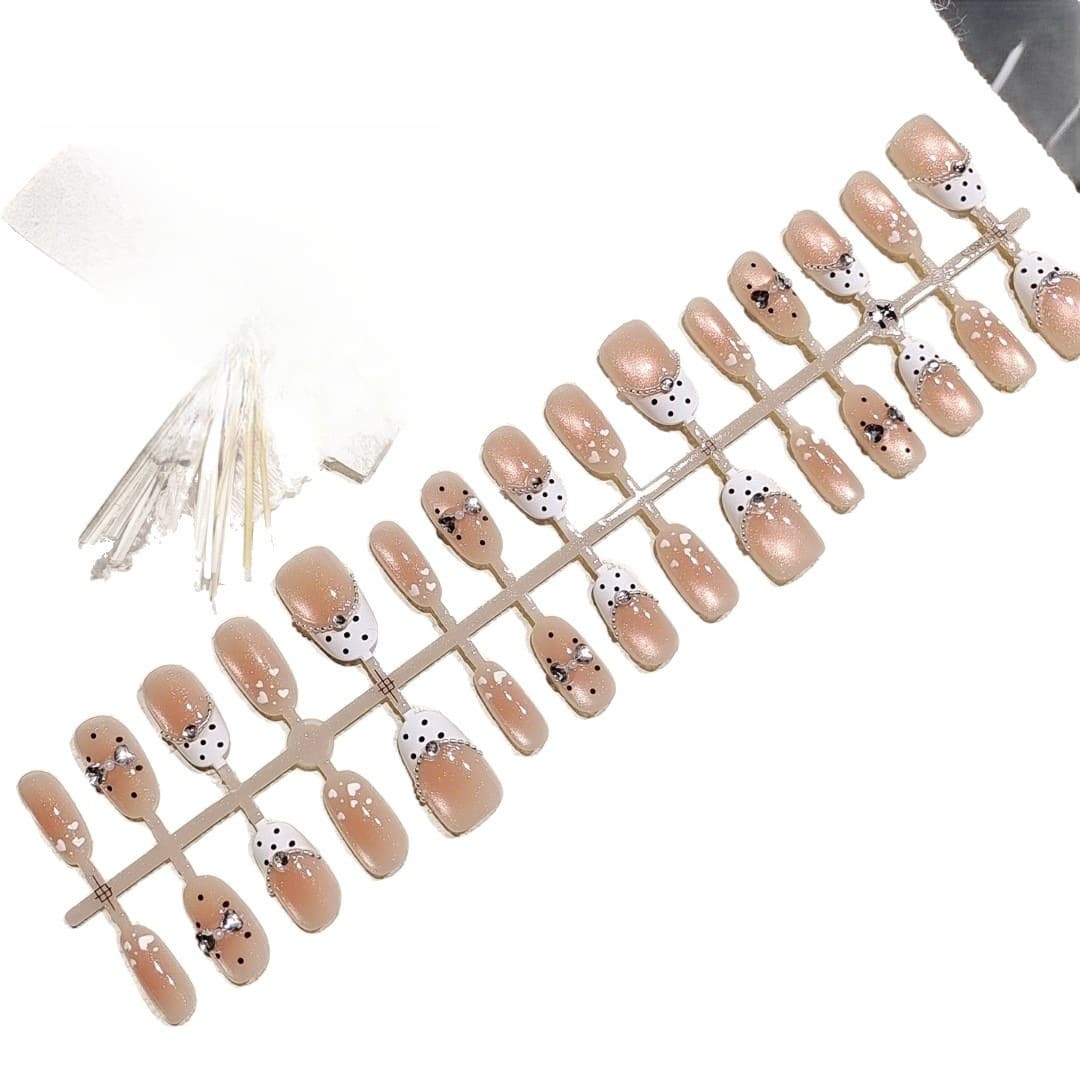 Korta ovala lösnaglar med prickar, pärlor och kattögon-glitter