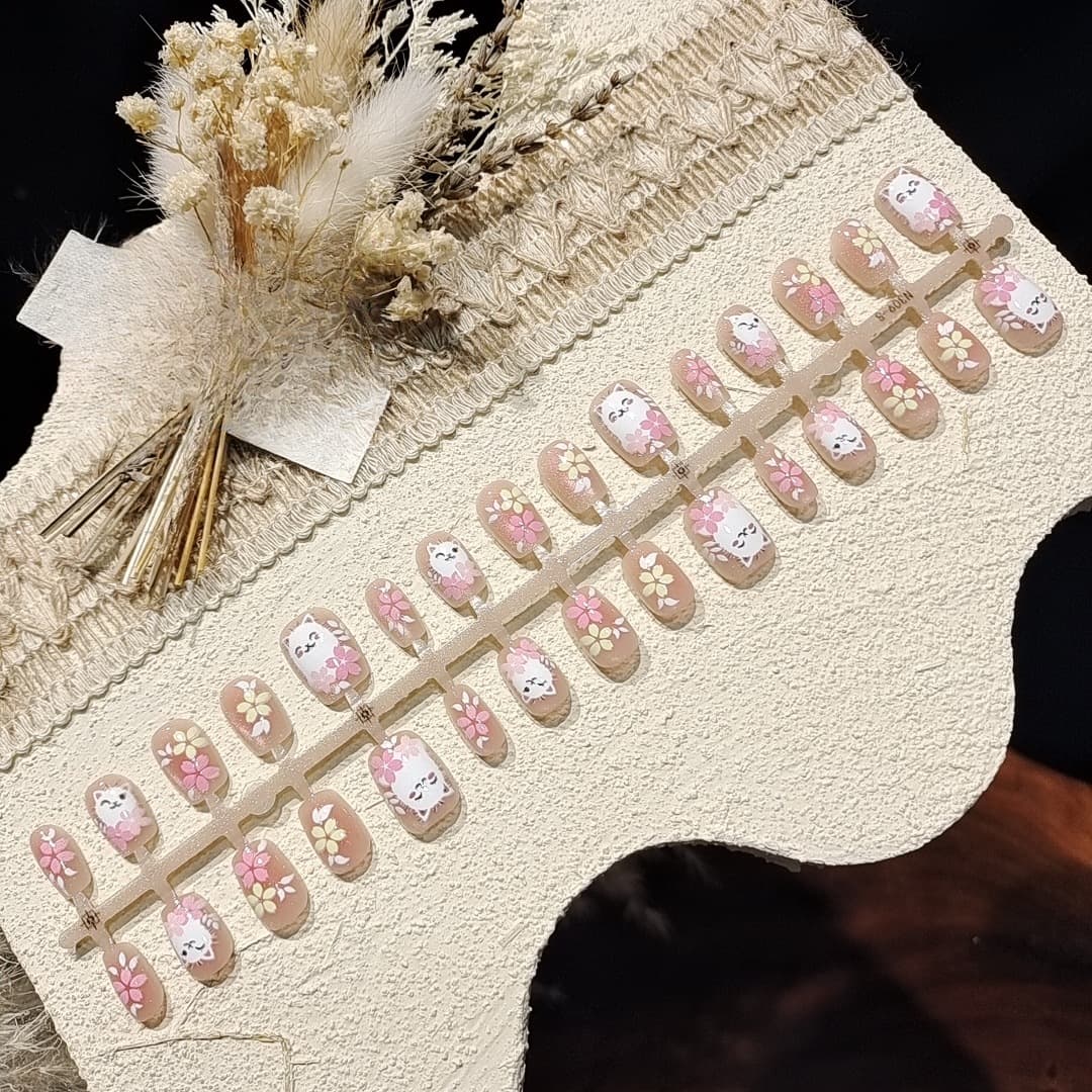 Rosa kattögon lösnaglar, kort ballerinaform, blommig design